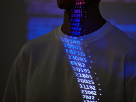 T-shirt tekno : le vêtement iconique de la culture rave à adopter